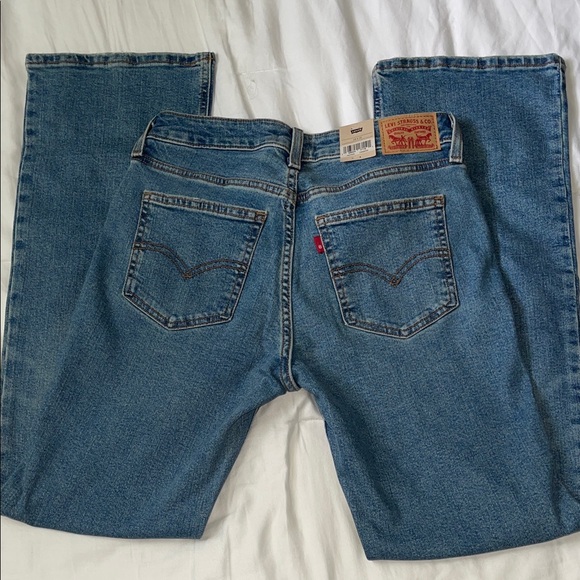 NWT Levi's Relaxed Fit Women’s Denim Jeans - Picture 1 of 4